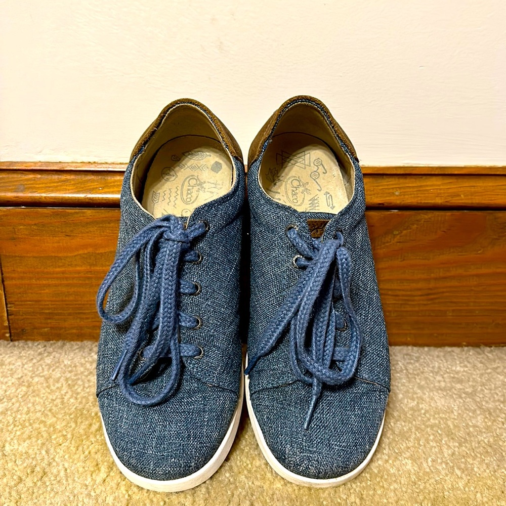 Great condition!! Women’s SZ 8 denim Chaco’s sneakers w/ leather detail.